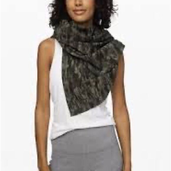 Lululemon camo print multi use scarf green button - Picture 2 of 5